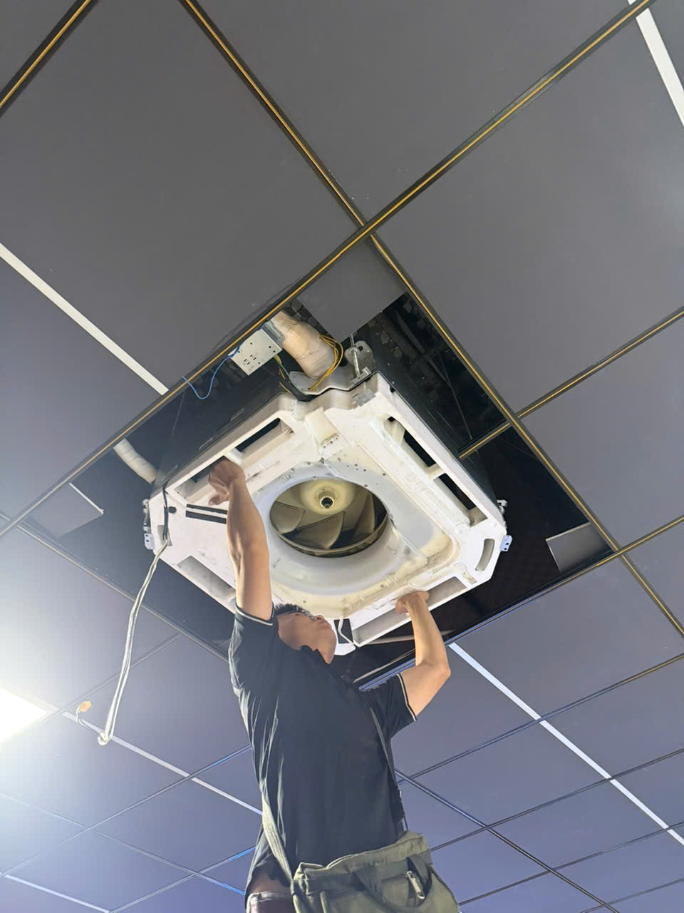 Vệ sinh máy lạnh âm trần chuyên nghiệp tại Gò Vấp – Giải pháp tối ưu cho không gian mát lạnh, sạch khuẩn